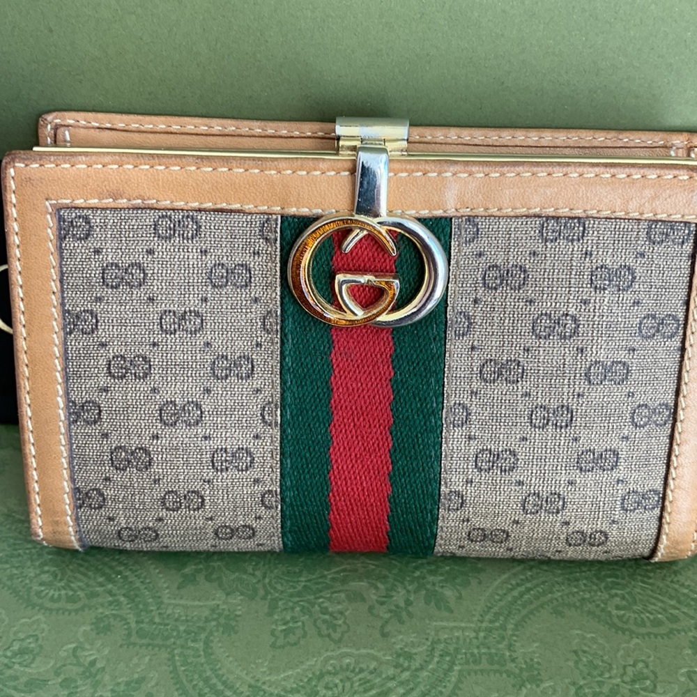 Authentic Vintage Gucci Sherry line compact wallet (approx: H 4x 2.5 x W 5”)